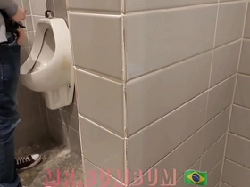 Novinho saiu da faculdade e foi na padaria . spoonful banheiro deixou de mijar para receber um boquete . diário de banheirão (dia8) completo spoonful red e subscrição korean man gay porn