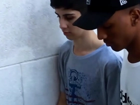 Tirando a virgindade do novinho gay men asian porn