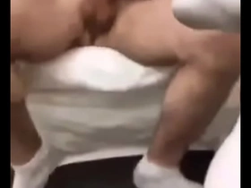 Una buena verga en mi culo hace que me corra gay porn japan bareback