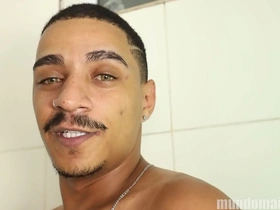 O banho e a chupada de um  negão dotadão e um branquinho de cú rosa! gay thugs chinese porn