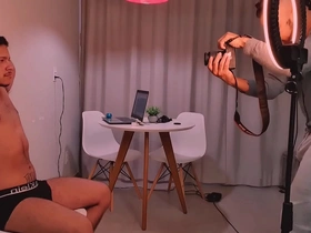 O fotografo começou me fotografando e terminou me mamando e dando pra mim gay korean dildo porn