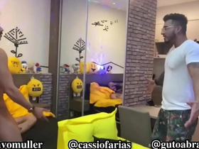 Compartilhando o boy do app com o maridão. ? japanese uncaring porn company