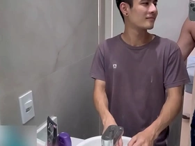 Visita inesperada de um novinho asiático teen gay porn japanese